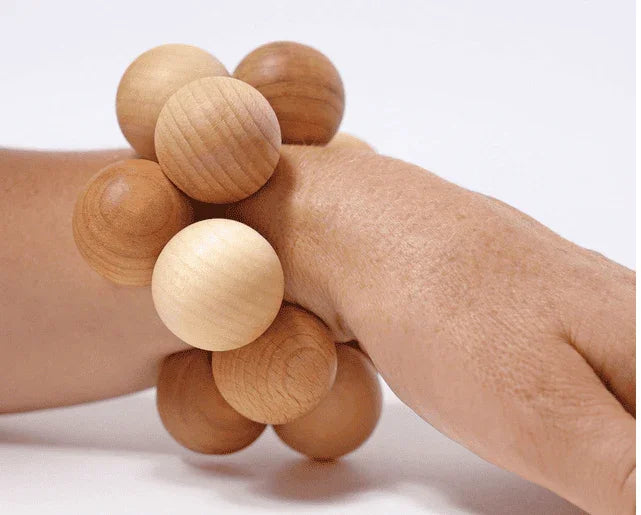 Hochet sensoriel en bois naturel – Grimm&