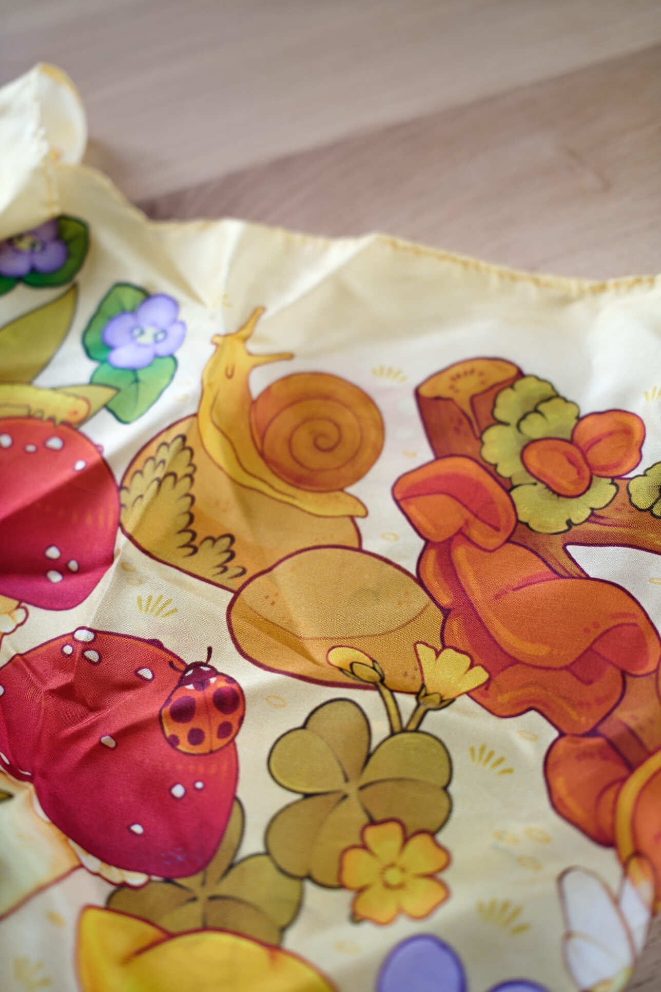 Soie Playsilk Seek & Find Champignons - 56 cm x 74 cm - Sarah&