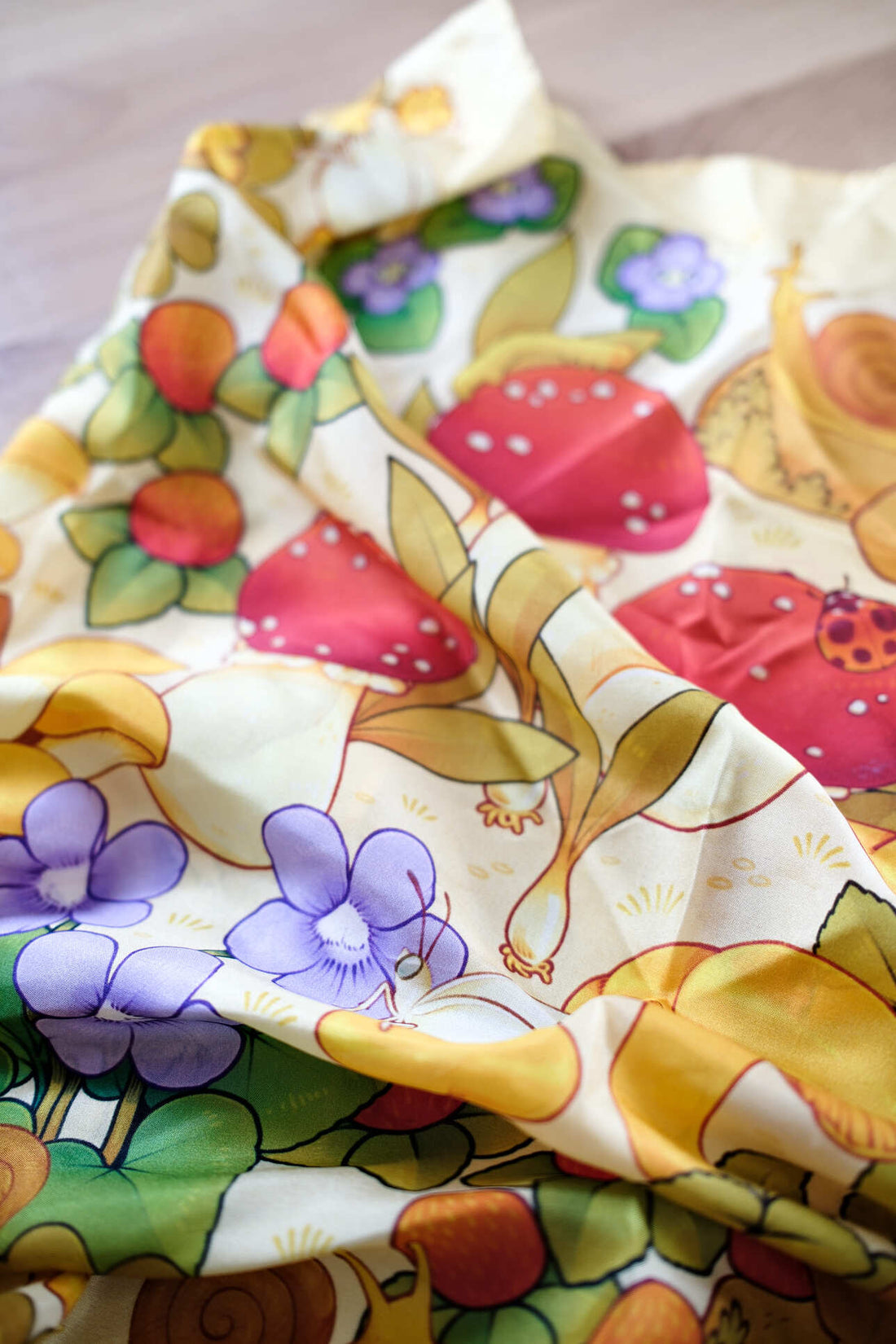 Soie Playsilk Seek &amp; Find Champignons - 56 cm x 74 cm - Sarah&
