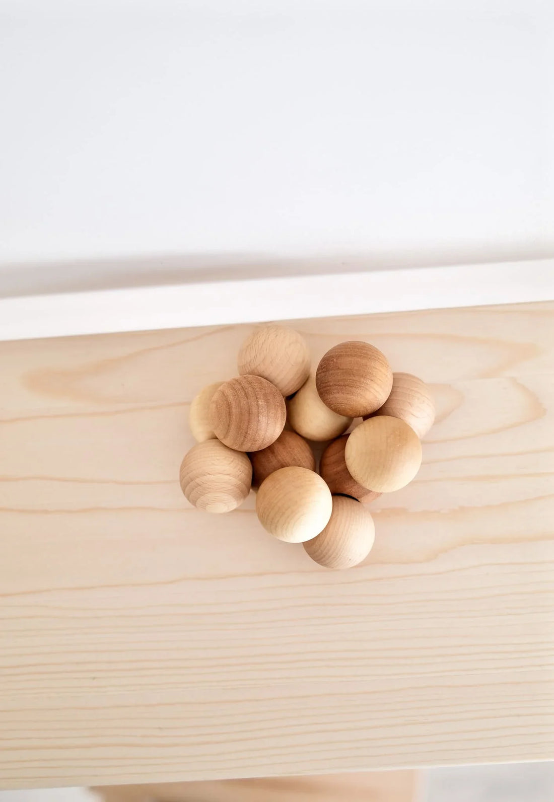 Hochet sensoriel en bois naturel – Grimm&
