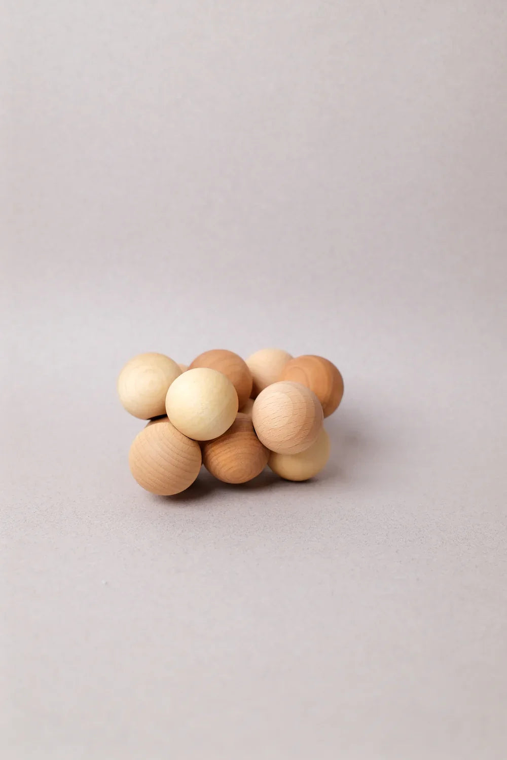 Hochet sensoriel en bois naturel – Grimm&