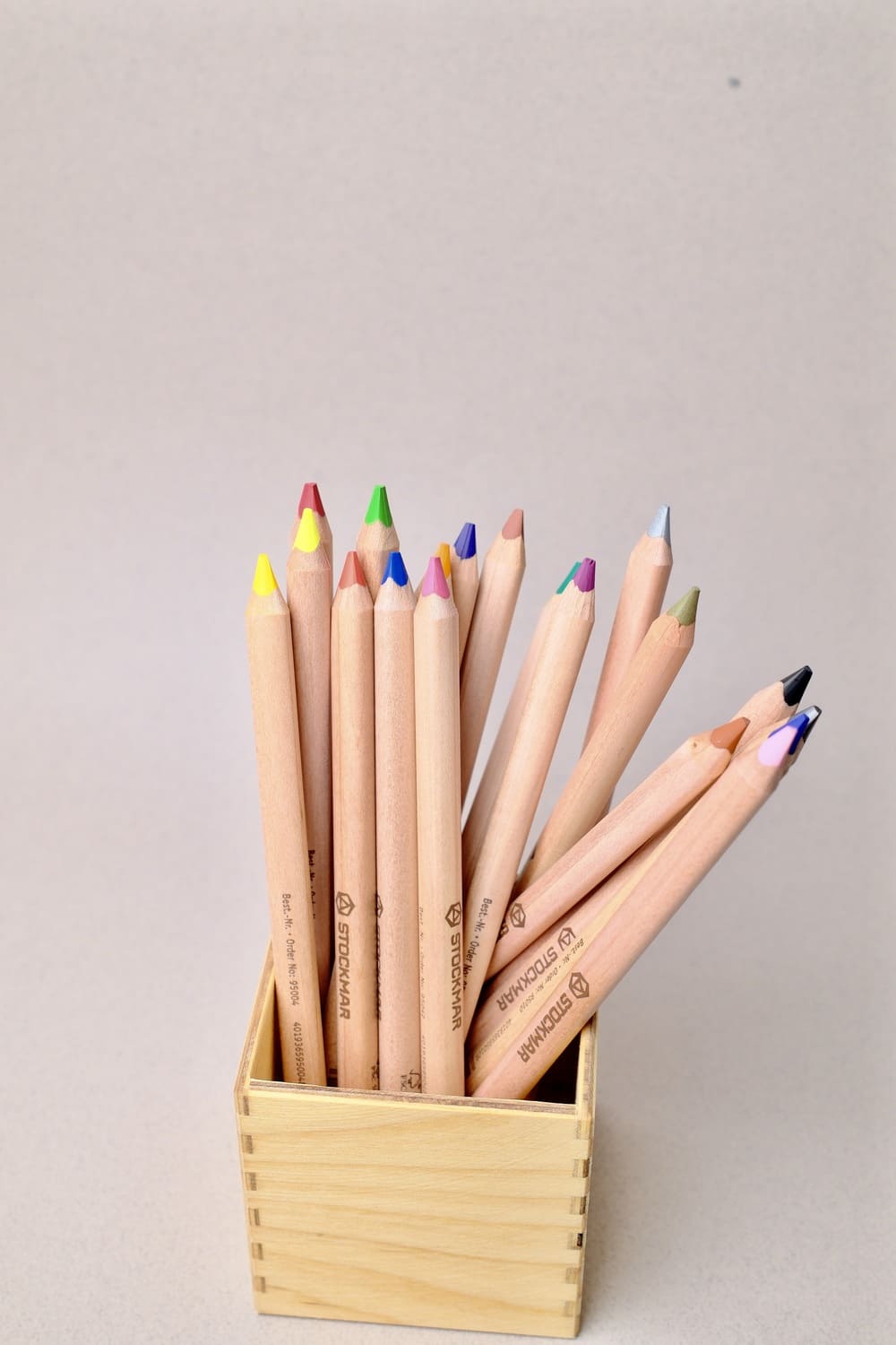 Boite de 18+1 Crayons de Couleurs Triangulaires -  Stockmar